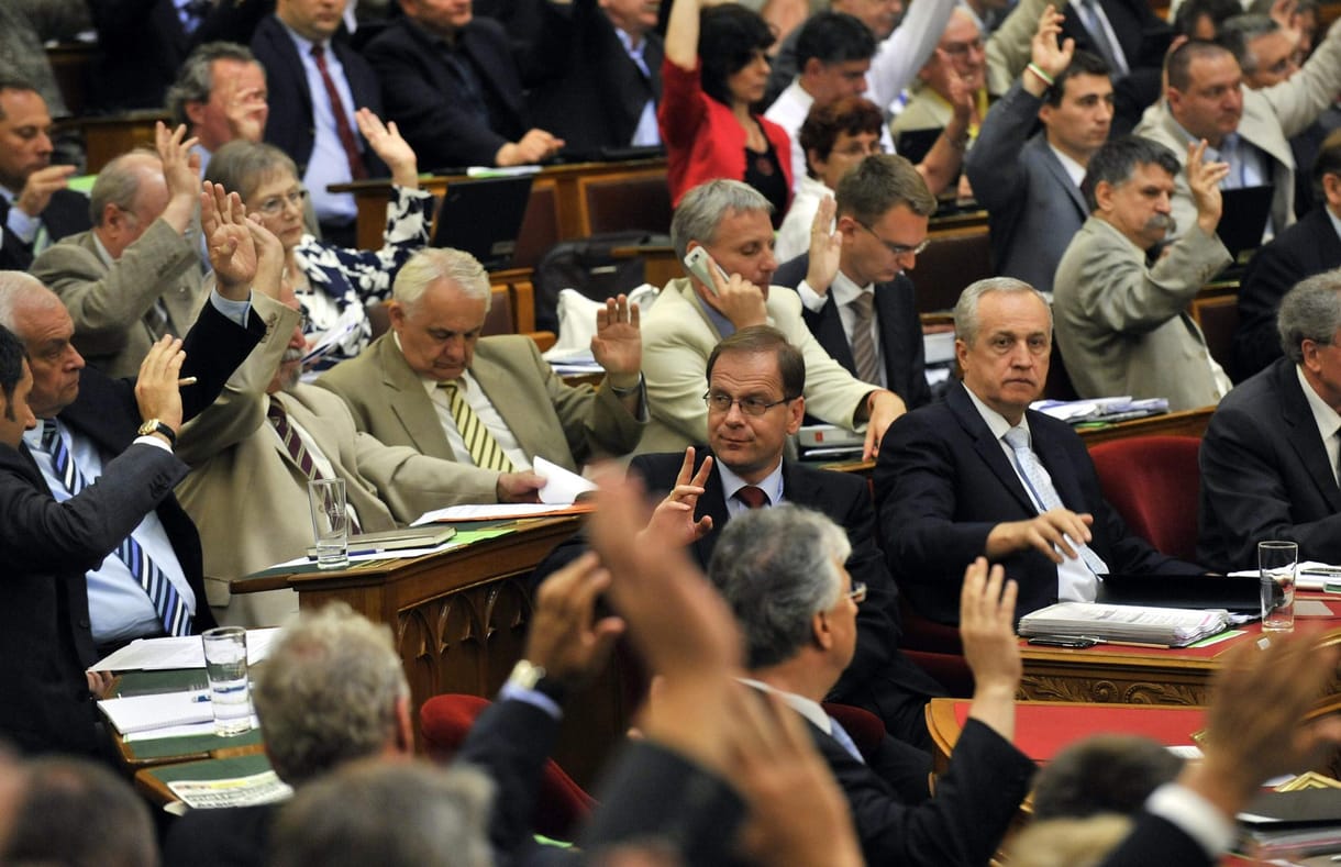 Saját kezűleg írhatja bele Orbán az egy kulcsot az adóalkotmányba
