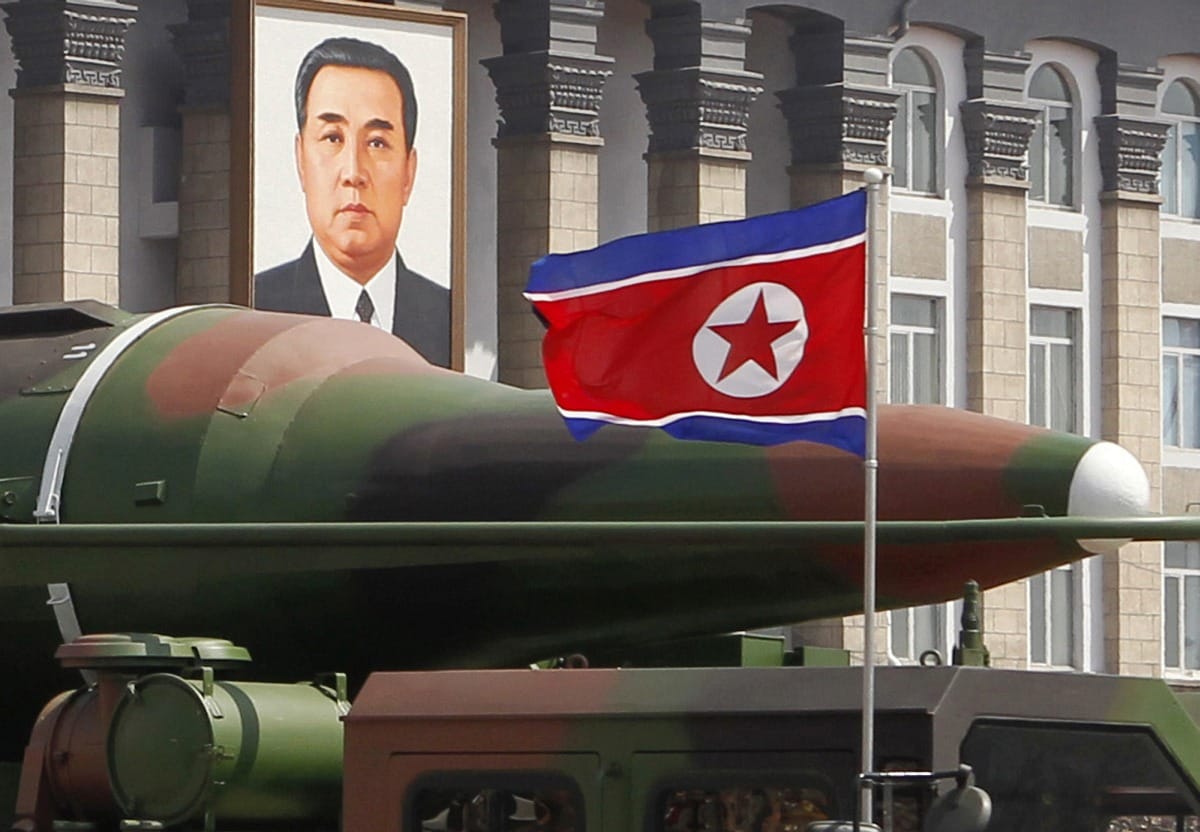 Rakétának látszó tárgyakkal parádézott valójában Észak-Korea