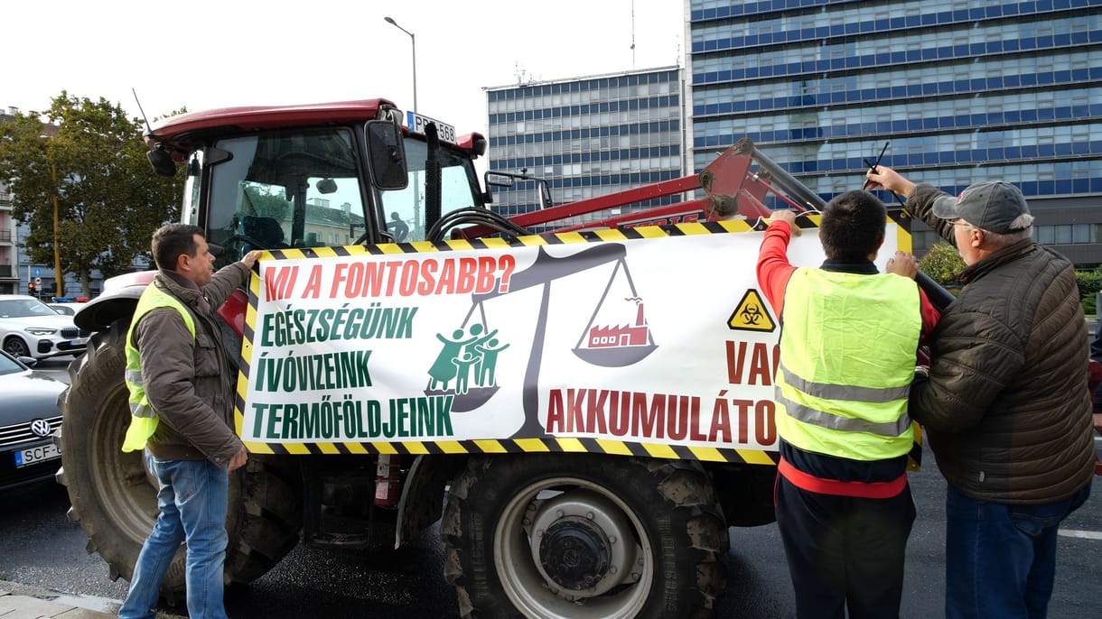 Több százan tüntettek Győrben az akkumulátorgyár ellen