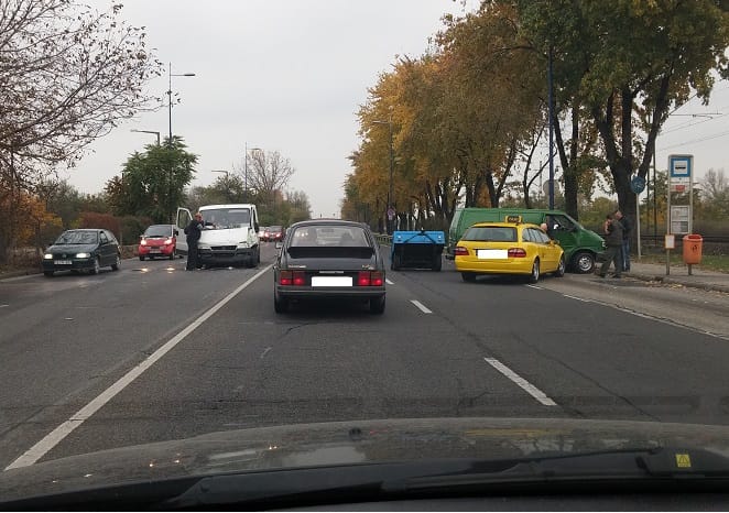 Óriási dugó alakult ki a reptérnél egy baleset miatt