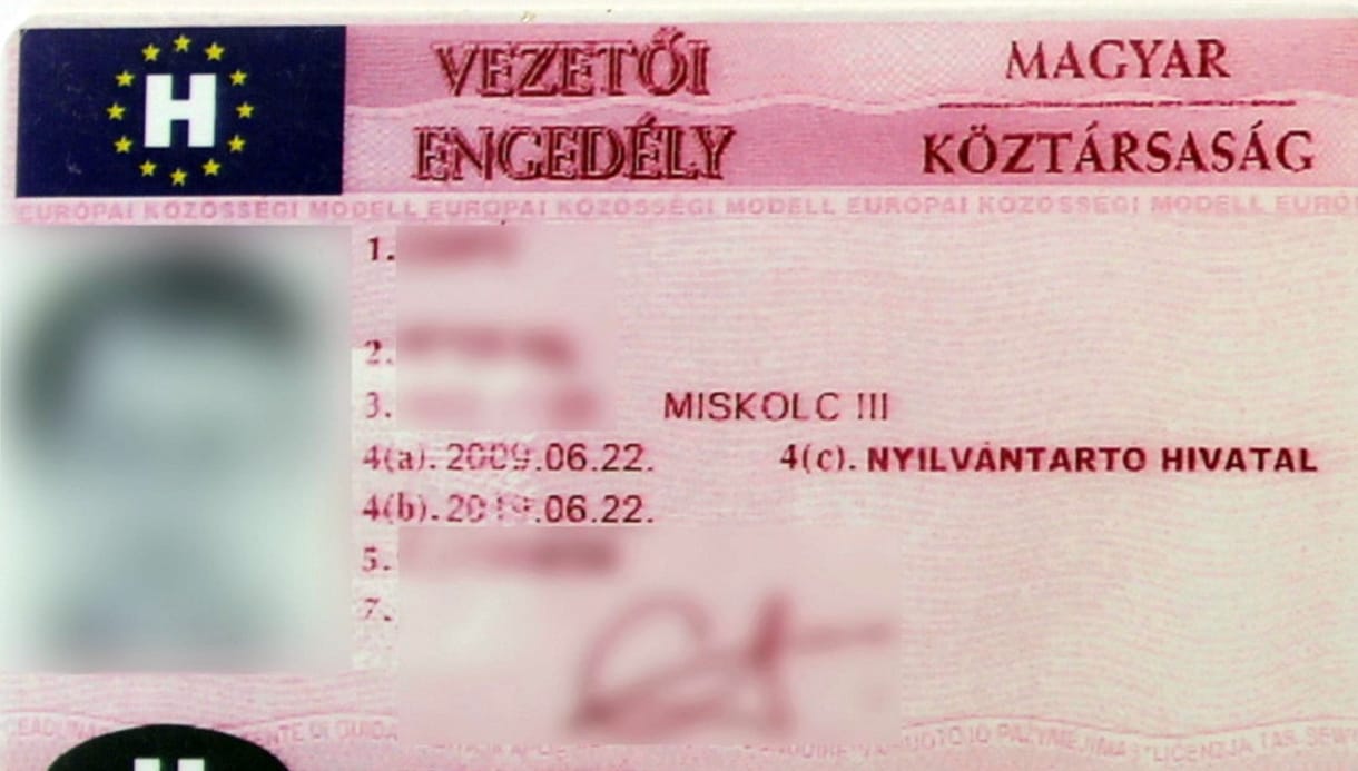Eltiltották a vezetéstől, mire leadta a hamis jogosítványát egy autós