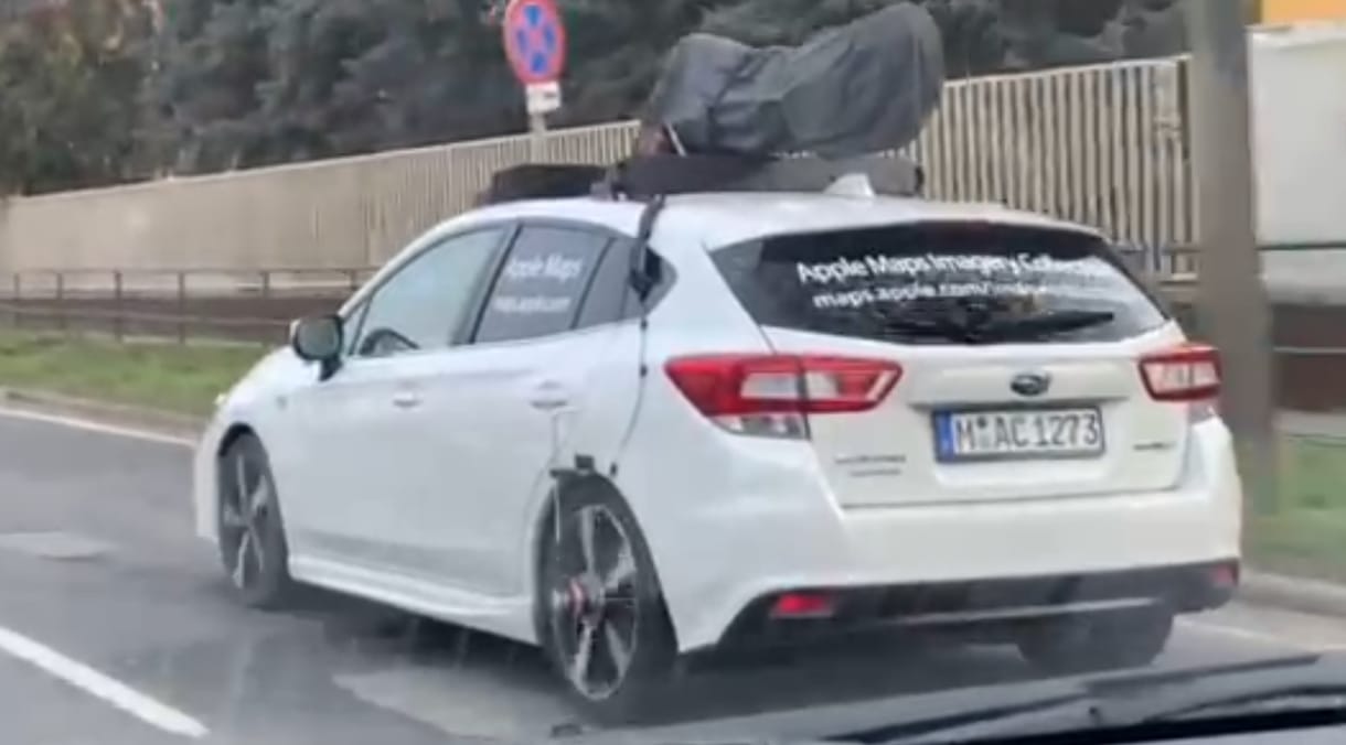 Apple-autó érkezett Debrecenbe, olvasónk levideózta