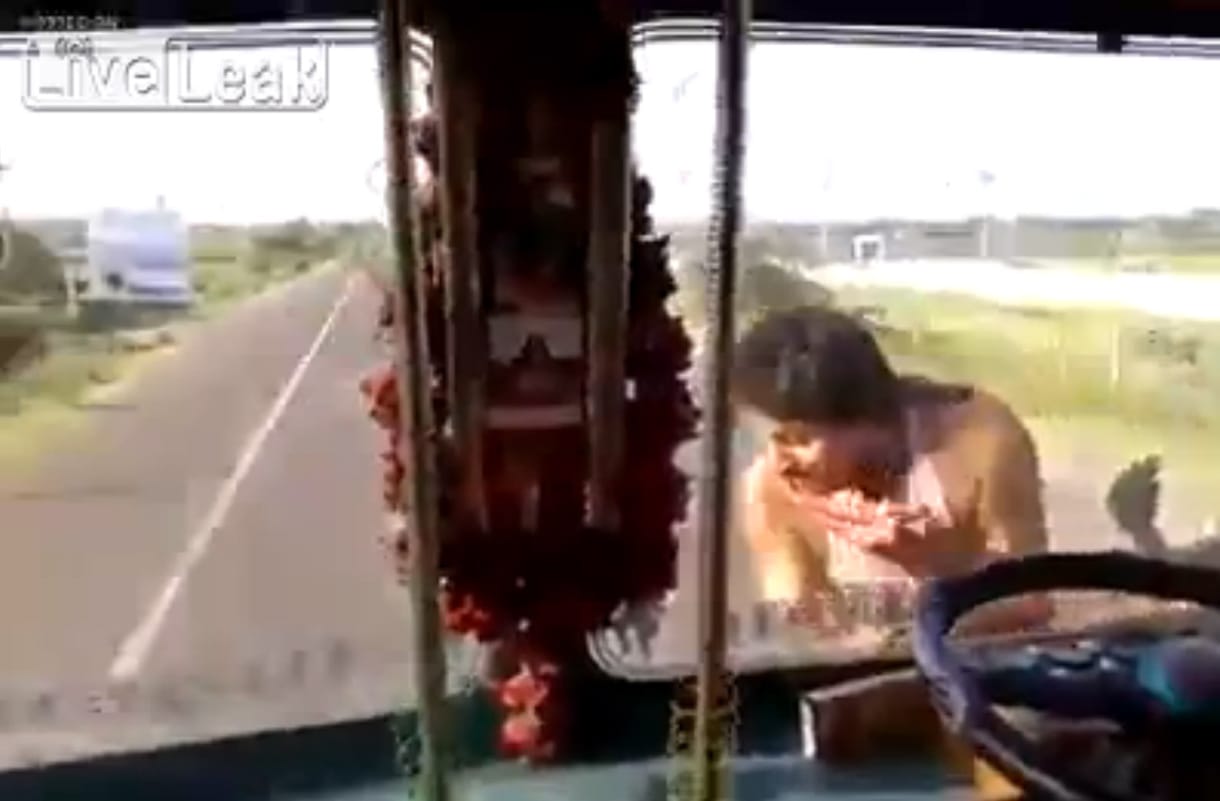 Íme, a világ legőrültebb kamionsofőrje – videó