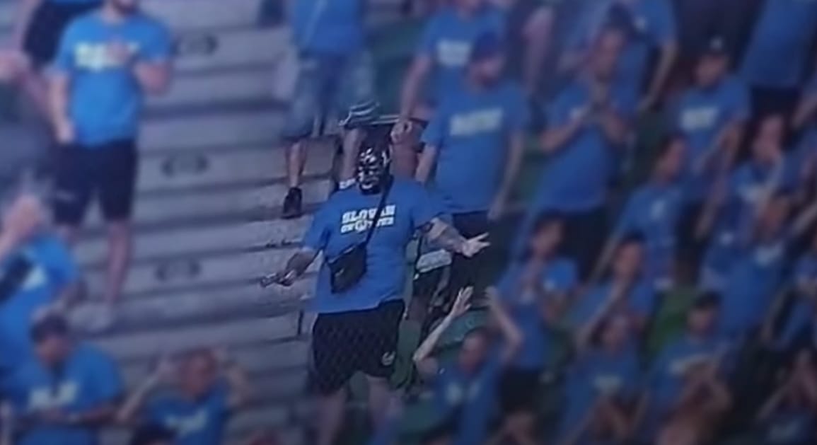 Elfogták azt a szlovák fiatalt, aki rakétát lőtt a nézők közé a Fradi–Slovan meccsen