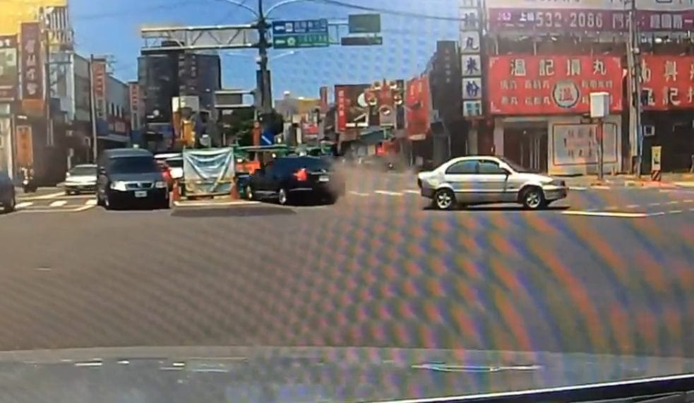 Videó: Durva incidens lett a vége egy autós ostoba tolatási manőverének