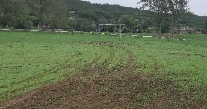 Megint szétdrifteltek autóval egy focipályát