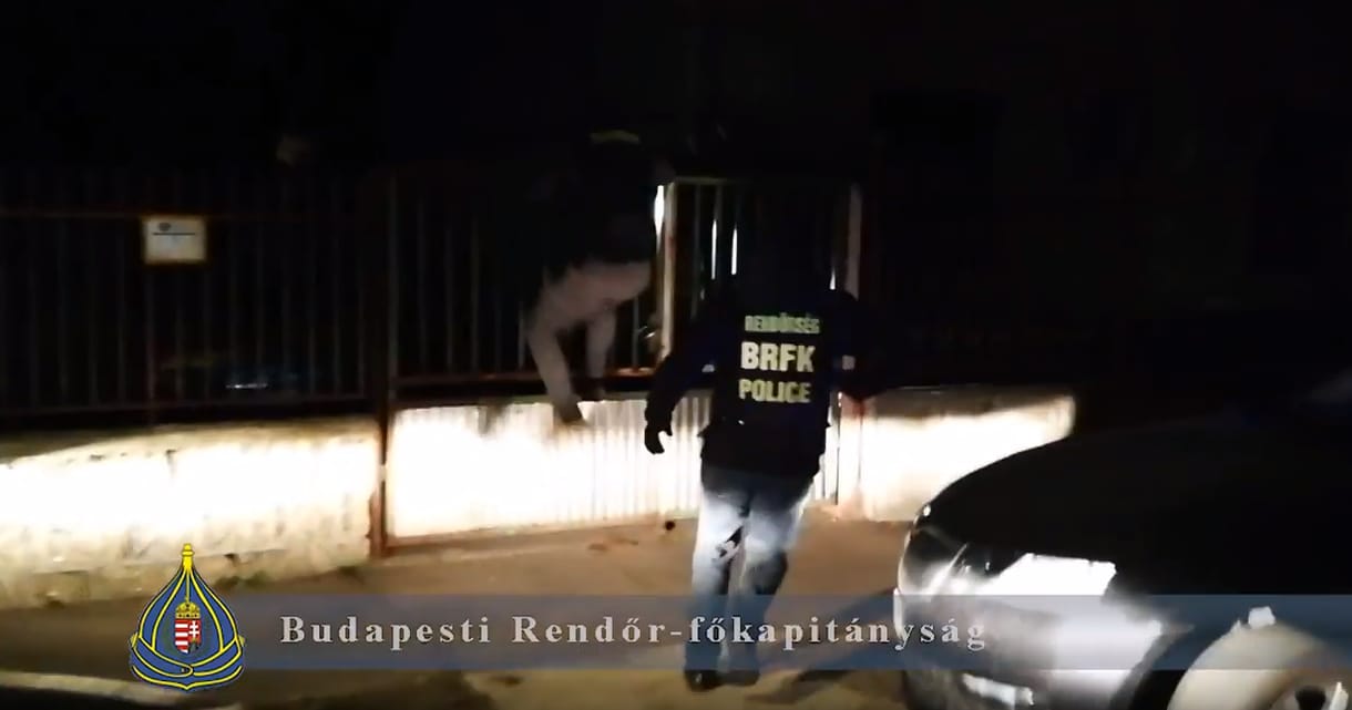 Hiába próbálkozott, nem tudott megszabadulni a bizonyítékoktól az amatőr betörő – videó