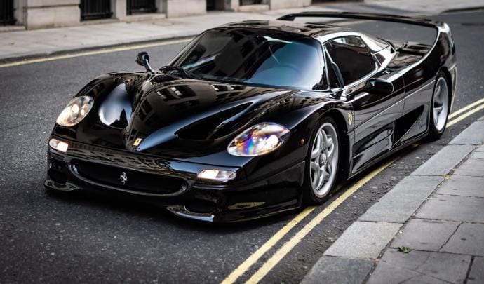 Ebből a Londonban cirkáló éjfekete Ferrari F50-ből csak négy készült, de nem csak emiatt ritkaság