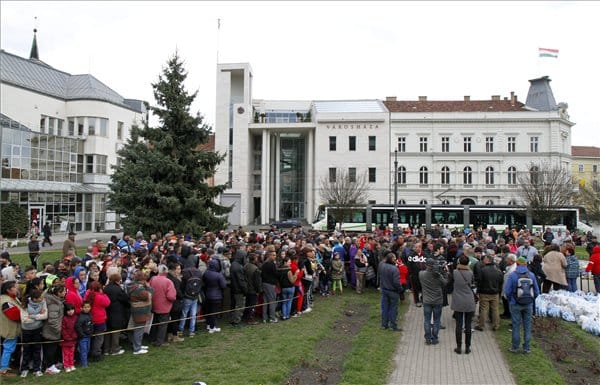 Mégis volt ételosztás Miskolcon, több százan álltak sorba