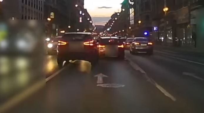 Videó: A város közepén, a Rákóczi úton csatázott két autós