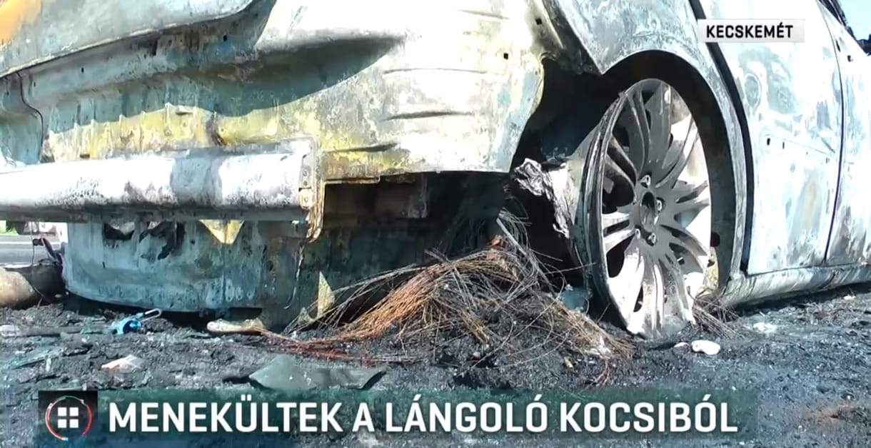 Videóra vették, ahogy porrá ég a kocsijuk az M5-ösön