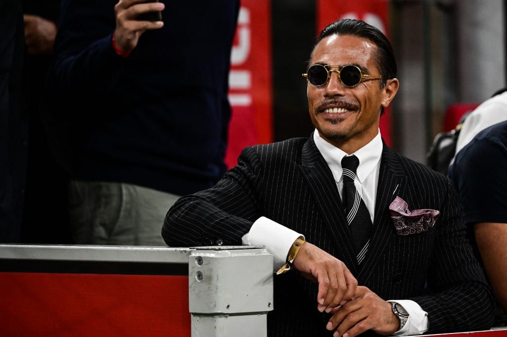 Valaki 66 millióért iszogatott Salt Bae egyik éttermében
