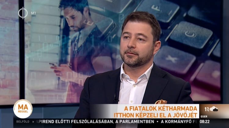 Szürreális interjúval nyitott kedden a köztévé a boldog fiatalokról