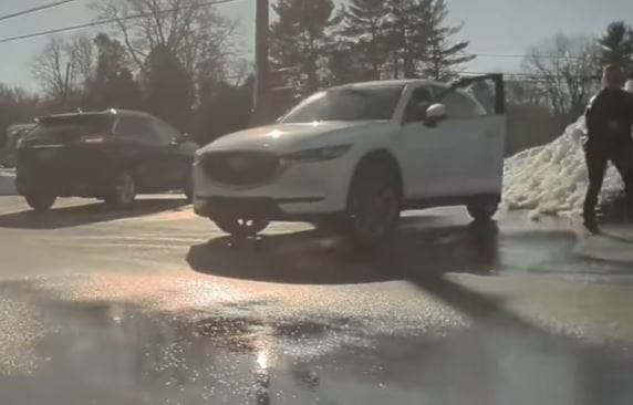 Elindult magától a Tesla, egy másik autós azt hitte, elszabadult, így megpróbálta megállítani