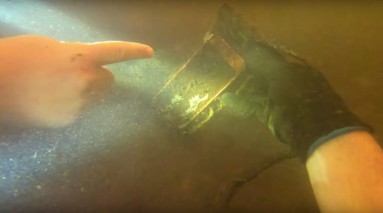 Videó: iPhone-t talált a folyó mélyén a búvár, de az igazi meglepetés csak ezután jött
