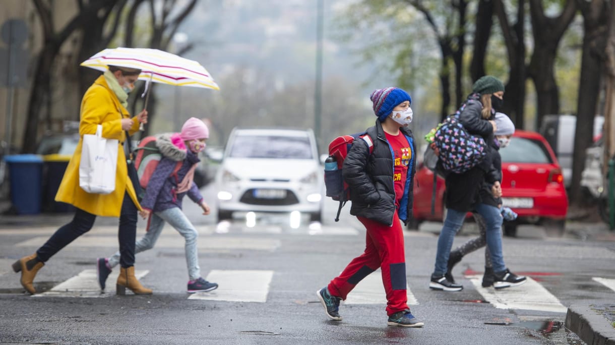 Bonyolult útvesztővé váltak a covidos iskolásokra alkalmazott szabályok