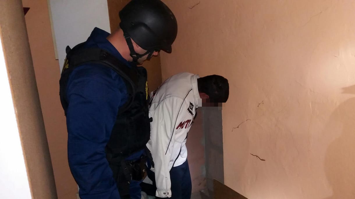 A falból húzták ki a rendőrök a mezőberényi sorozatbetörőt – videó
