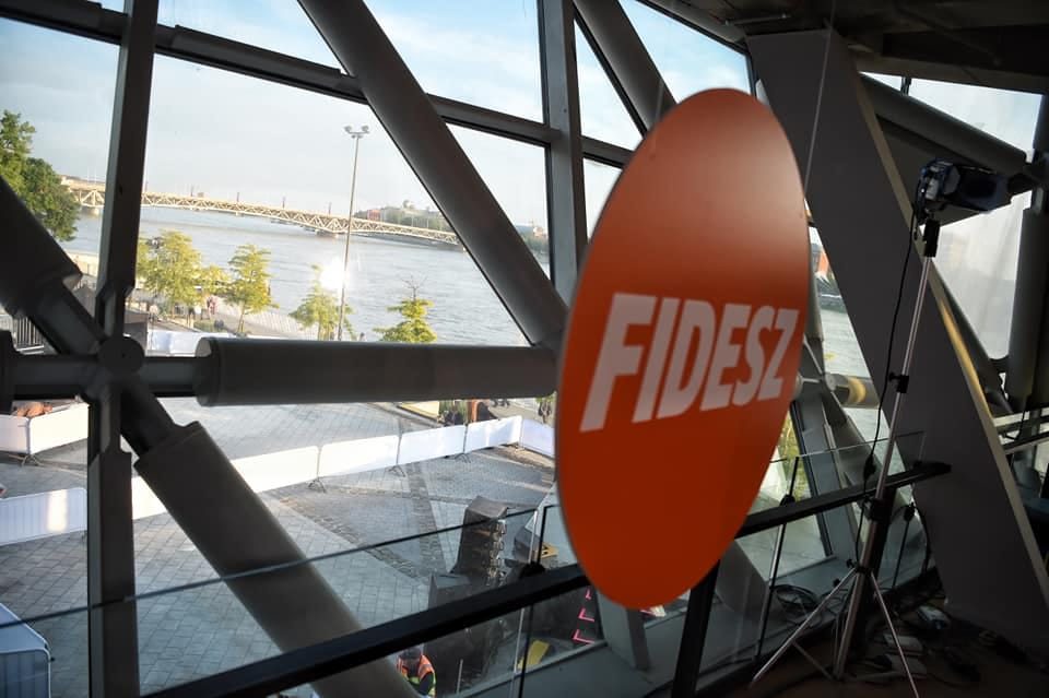 Hová tűntek a Fidesz-logók a jelöltjeik kampányából?
