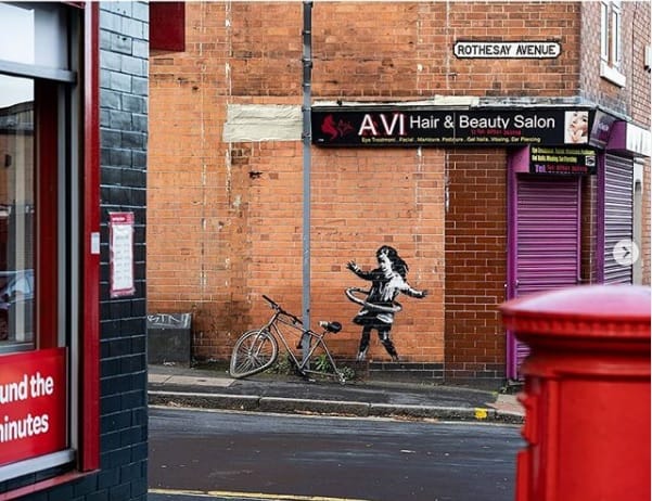 Kivágták egy ház falából Banksy festményét