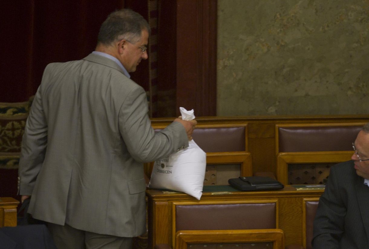 Kósa Lajos lát megfontolásra érdemes javaslatokat a Velencei Bizottság elemzésében