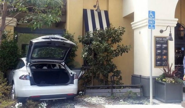 Étteremnek ütközött elektromos autójával egy 71 éves nő - fotó