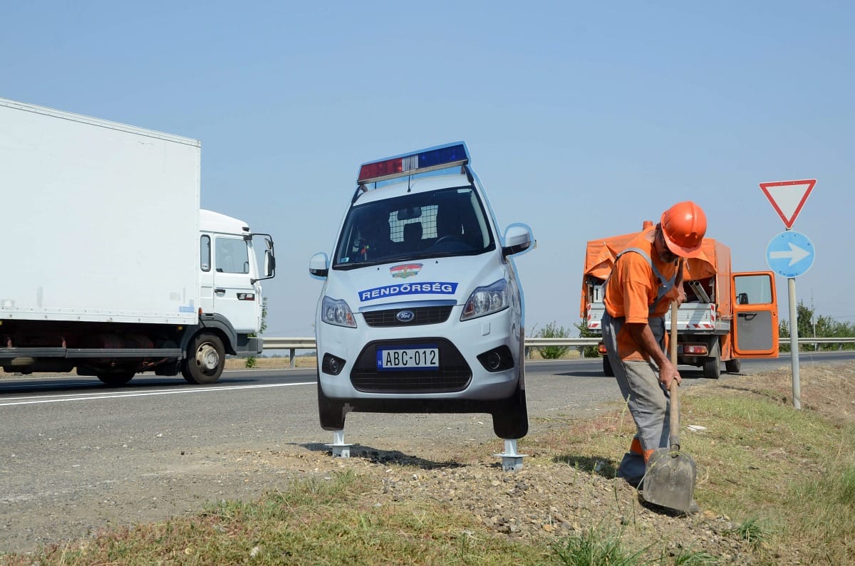 Pléh rendőrautót loptak el a 4-es főút mellől