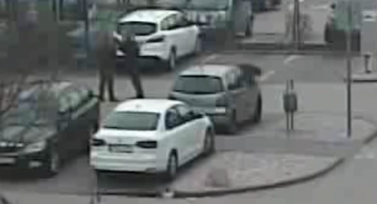 Parkolóban vert meg két idős embert egy autós, mert nem kapott elsőbbséget – videóval