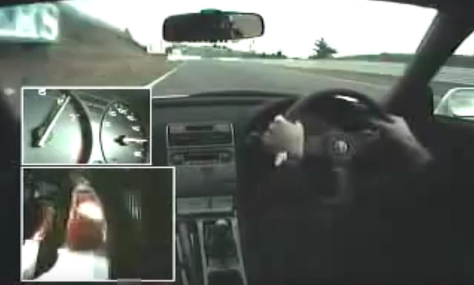 Retró videó: Senna fehér zokniban és makkos cipőben oktat egy Honda NSX-ben