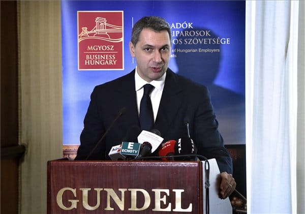 Lázár: jelentős béremelés jöhet az egészségügyben és az oktatásban 2020-ig