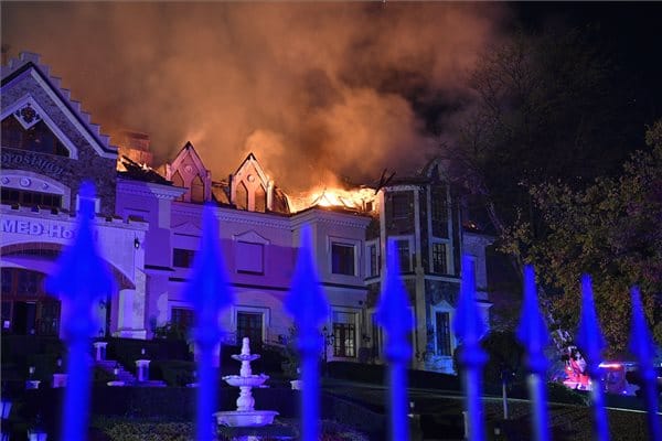 Teljes terjedelmében ég a Borostyán Med Hotel tetőszerkezete