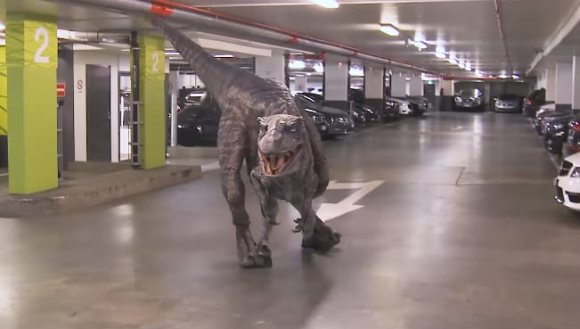 Videó: Élethű dinó rémisztette halálra a parkolóba érkezőket