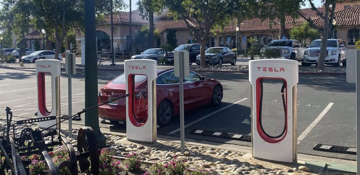 A világ legnagyobb Supercharger állomását építi Kaliforniában a Tesla