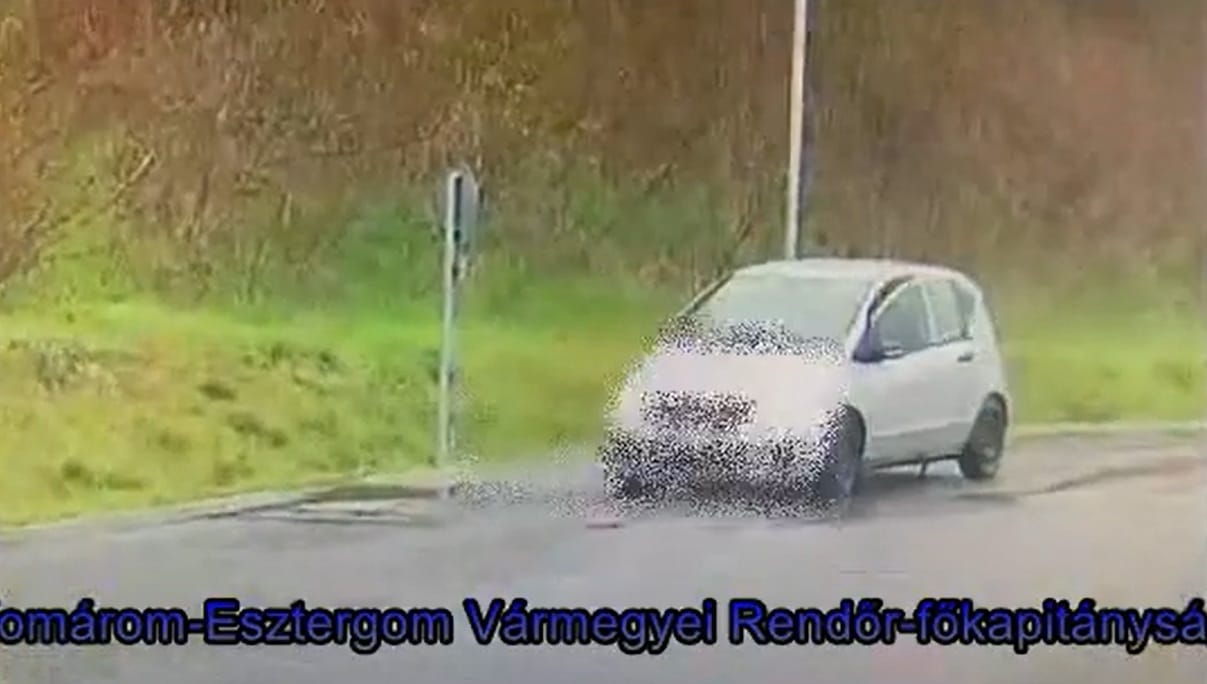 Helyet cserélt a bedrogozott sofőr a bedrogozott utasával, de a kizárt biztonsági öv lebuktatta - videó