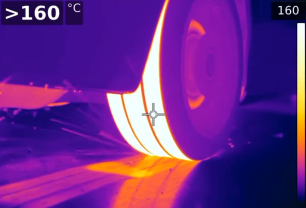 Hétköznapi kíváncsiság: így néz ki hőkamerán keresztül egy tisztességes gumiégetés – videó