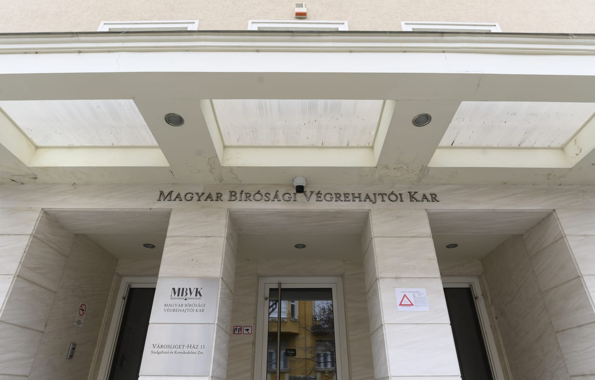 444: Két végrehajtó beismerő vallomást tett, egy „házipénztár” című Excel-fájl rögzítette a begyűjtött pénzt