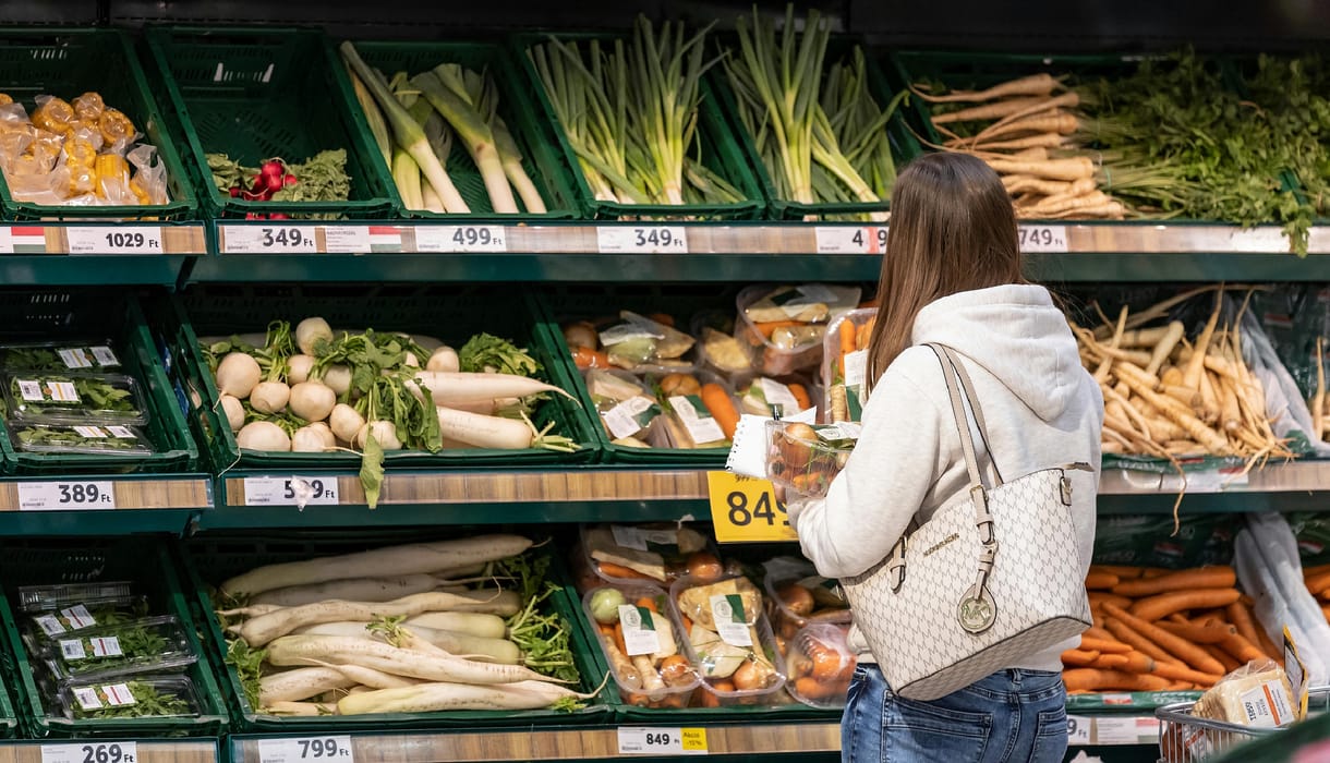 Hétfőtől megszűnik a kötelező akciózás a boltokban