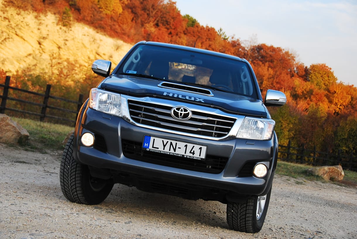 Toyota Hilux teszt: élmunkás fukszban