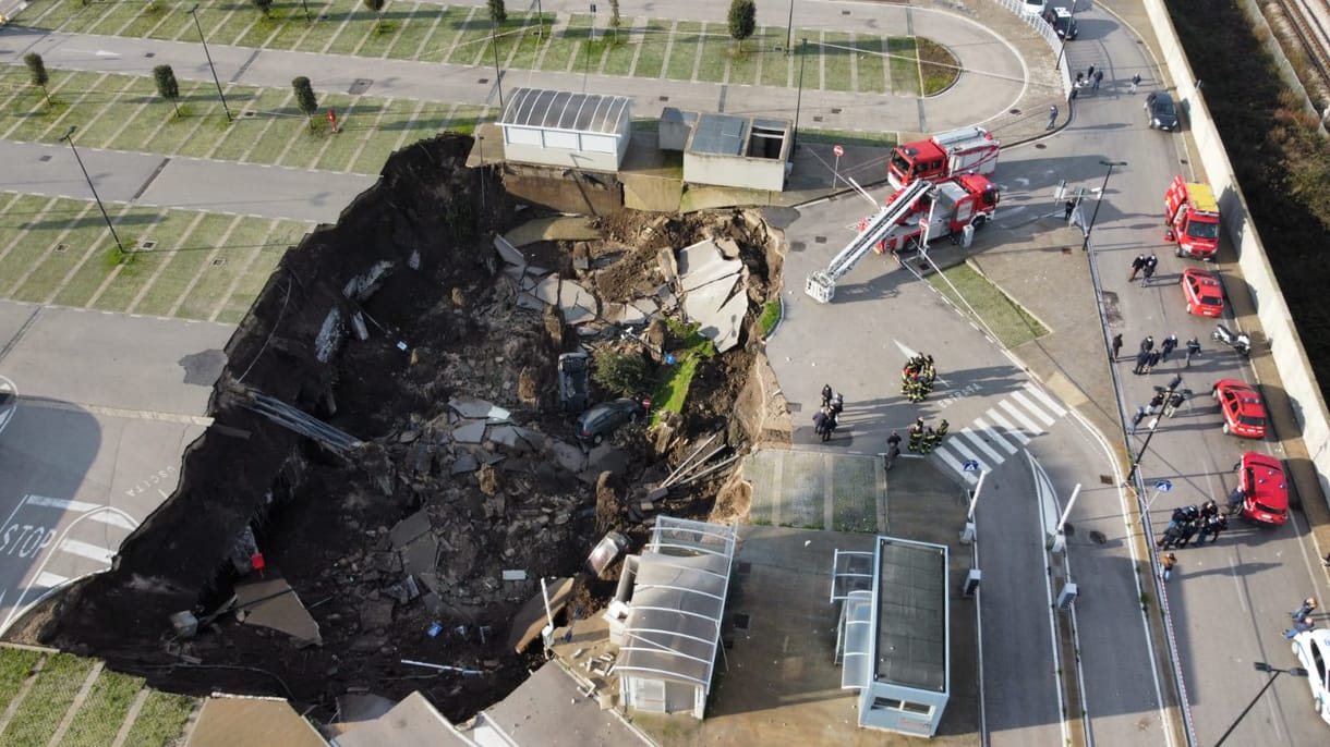 Megnyílt a föld Nápoly mellett és elnyelte egy kórház parkolóját