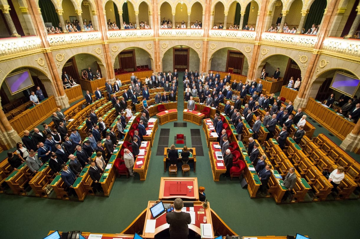 Az újdonsült Jobbik-képviselő első felszólalása: Ennyi bűnöző előtt még életemben nem beszéltem