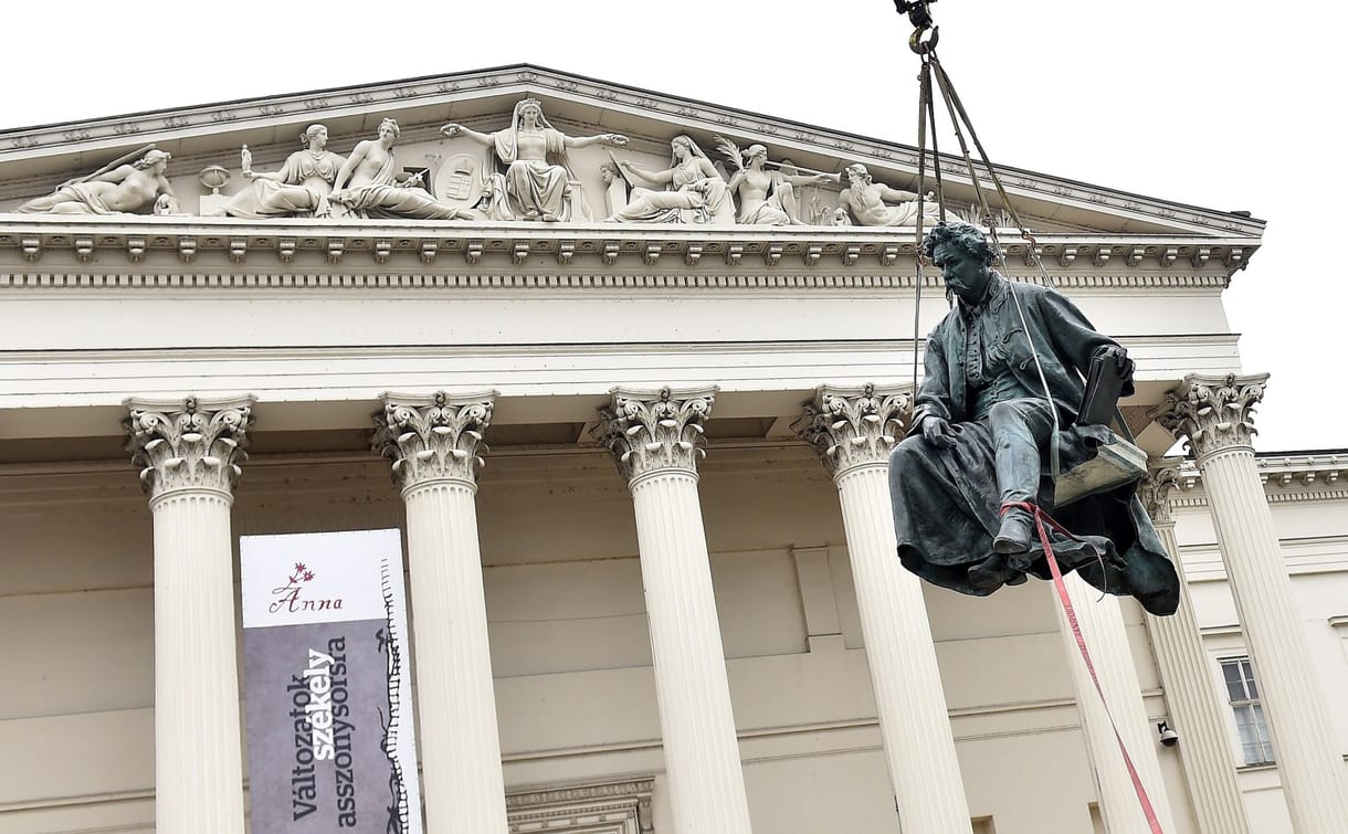 Visszaültették a Múzeumkertbe a régi fényében ragyogó Arany Jánost – fotó