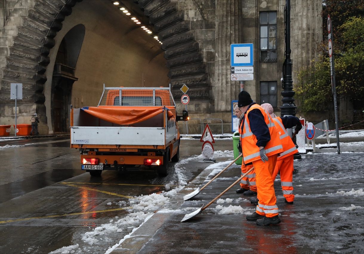 Így térdelt le az ország közlekedése reggel a havazás miatt – hírösszefoglalónk