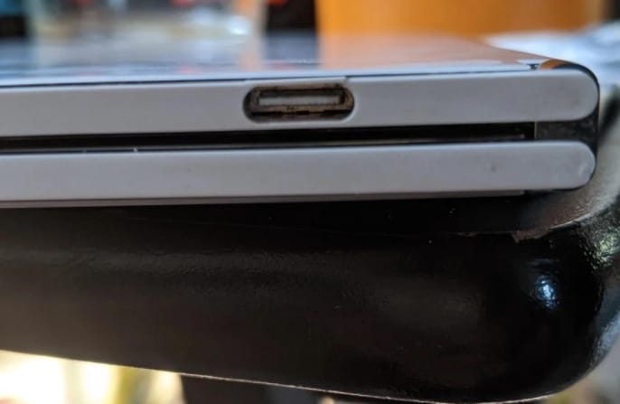 Panaszkodnak a felhasználók: tényleg reped a Surface Duo kerete?