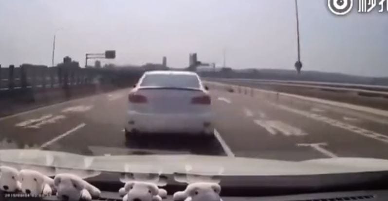 Videó: csúnyán átverték az autópályán gonoszkodót
