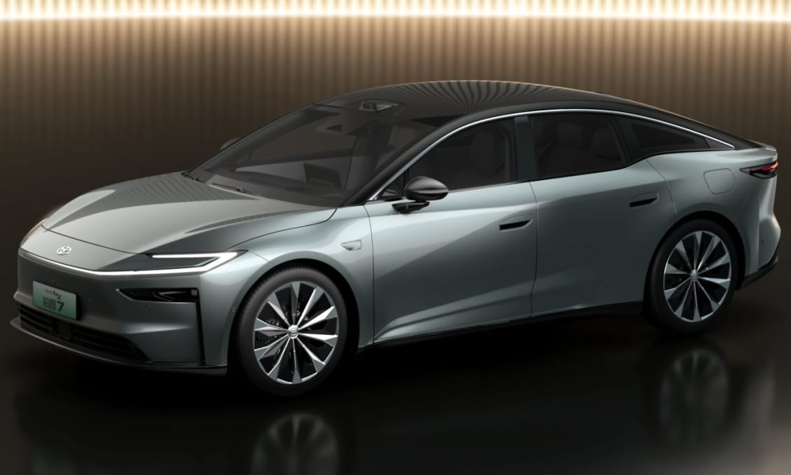 Látványos elektromos szedánnal rukkolt elő a Toyota