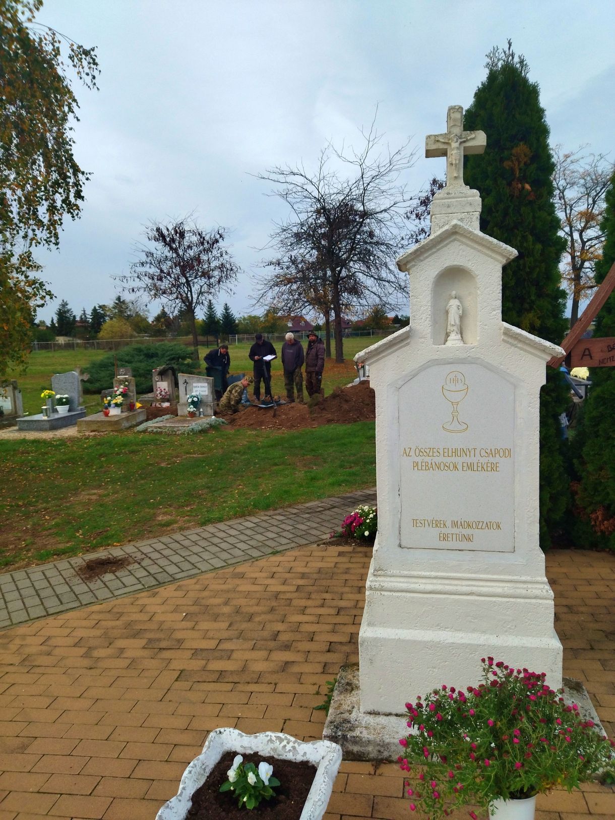 Szovjet kézigránátot, lőszert és detonátort találtak egy csapodi tömegsírban