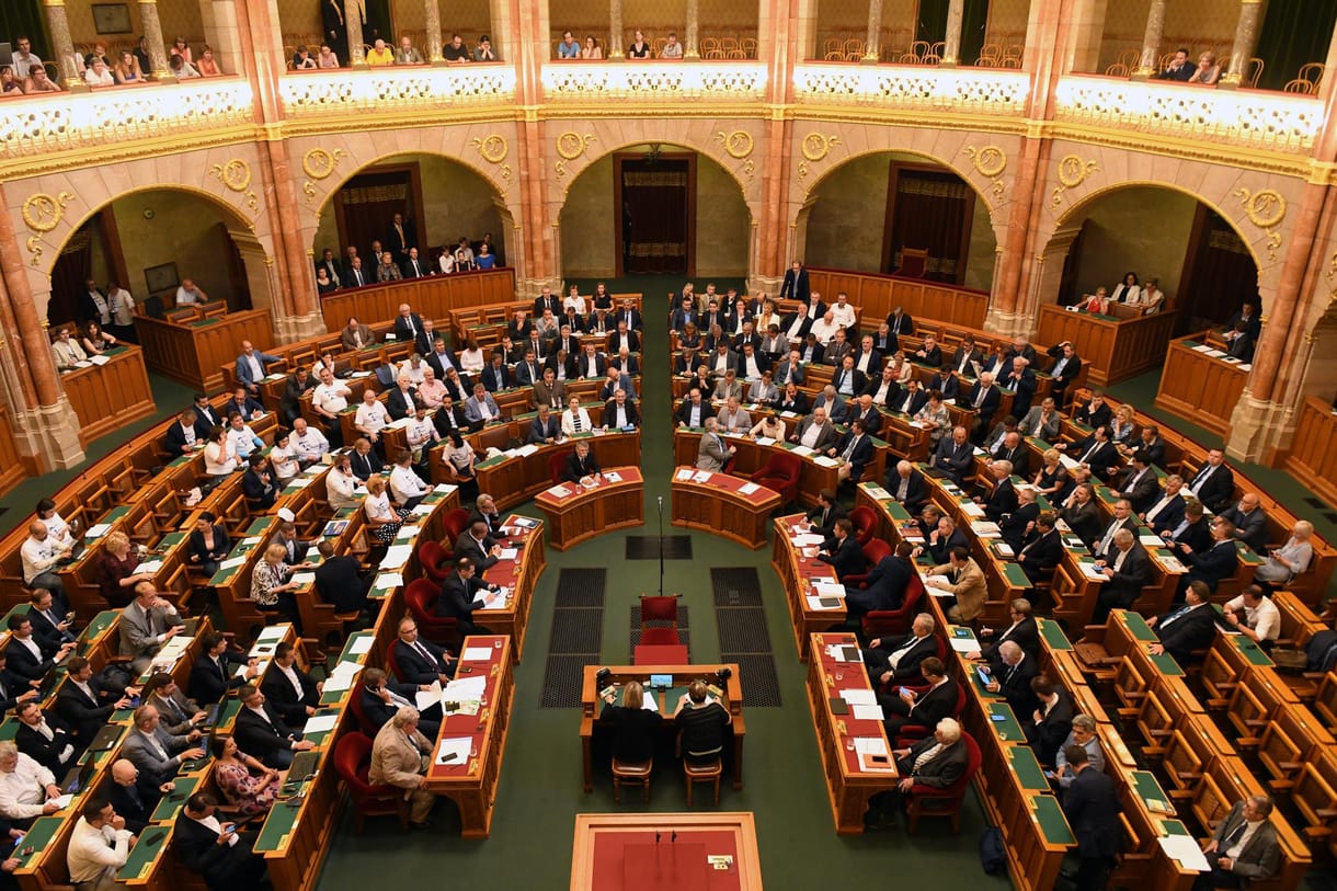 Ma szavaz a parlament az alaptörvény 9. módosításáról