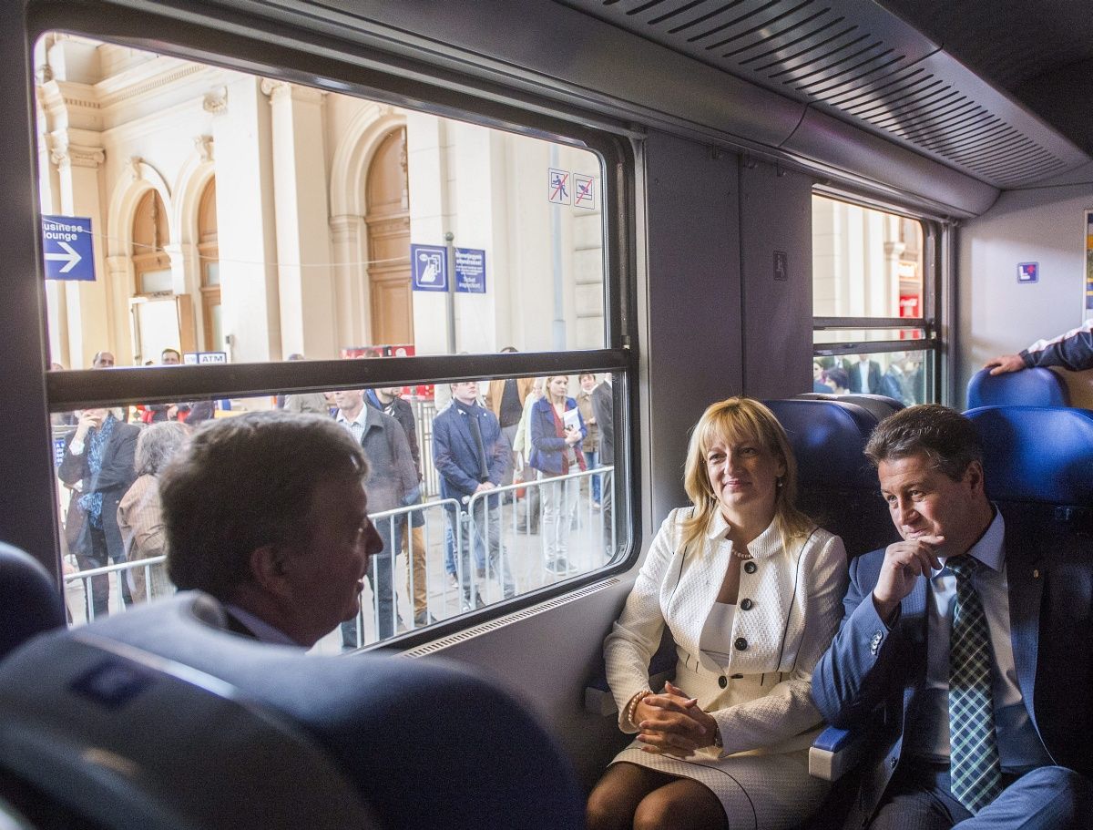 Százmilliókkal emelhetik a MÁV vezetőinek fizetését