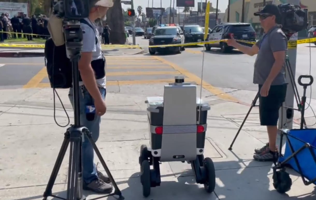 Helyszínelő rendőrök között vágott át egy önvezető robot Amerikában