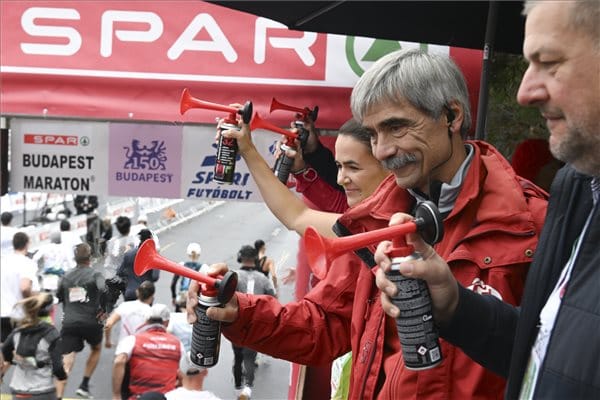 Utolsó futóként Novák Katalin is csatlakozott a Budapest Maratonhoz