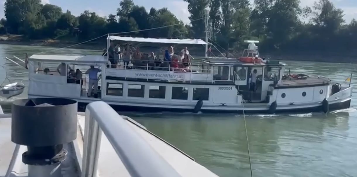 Zátonyra futott egy turistahajó Pozsonynál a Dunán